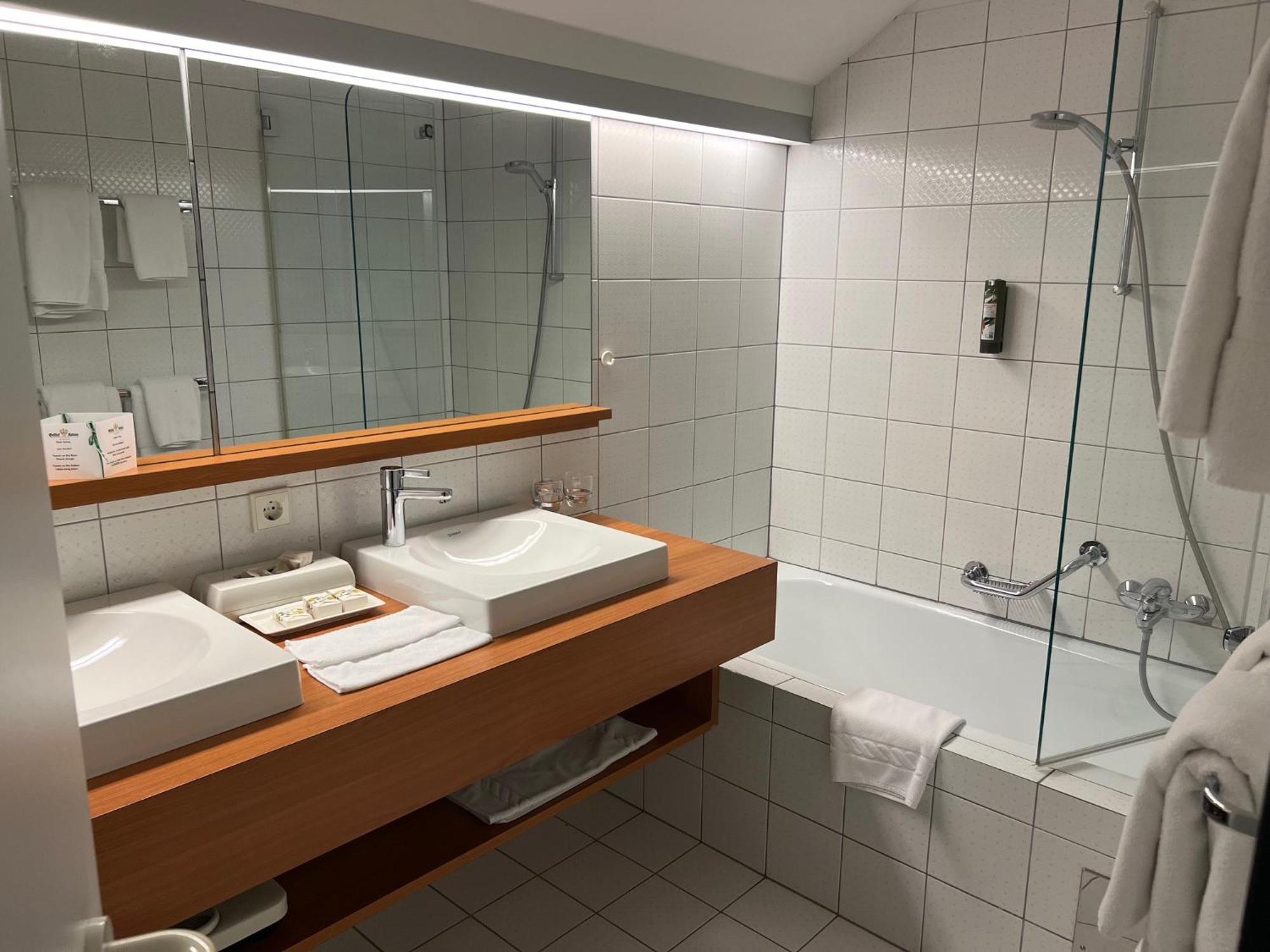 Hotel Gasthof Kroenele Lustenau Bagian luar foto