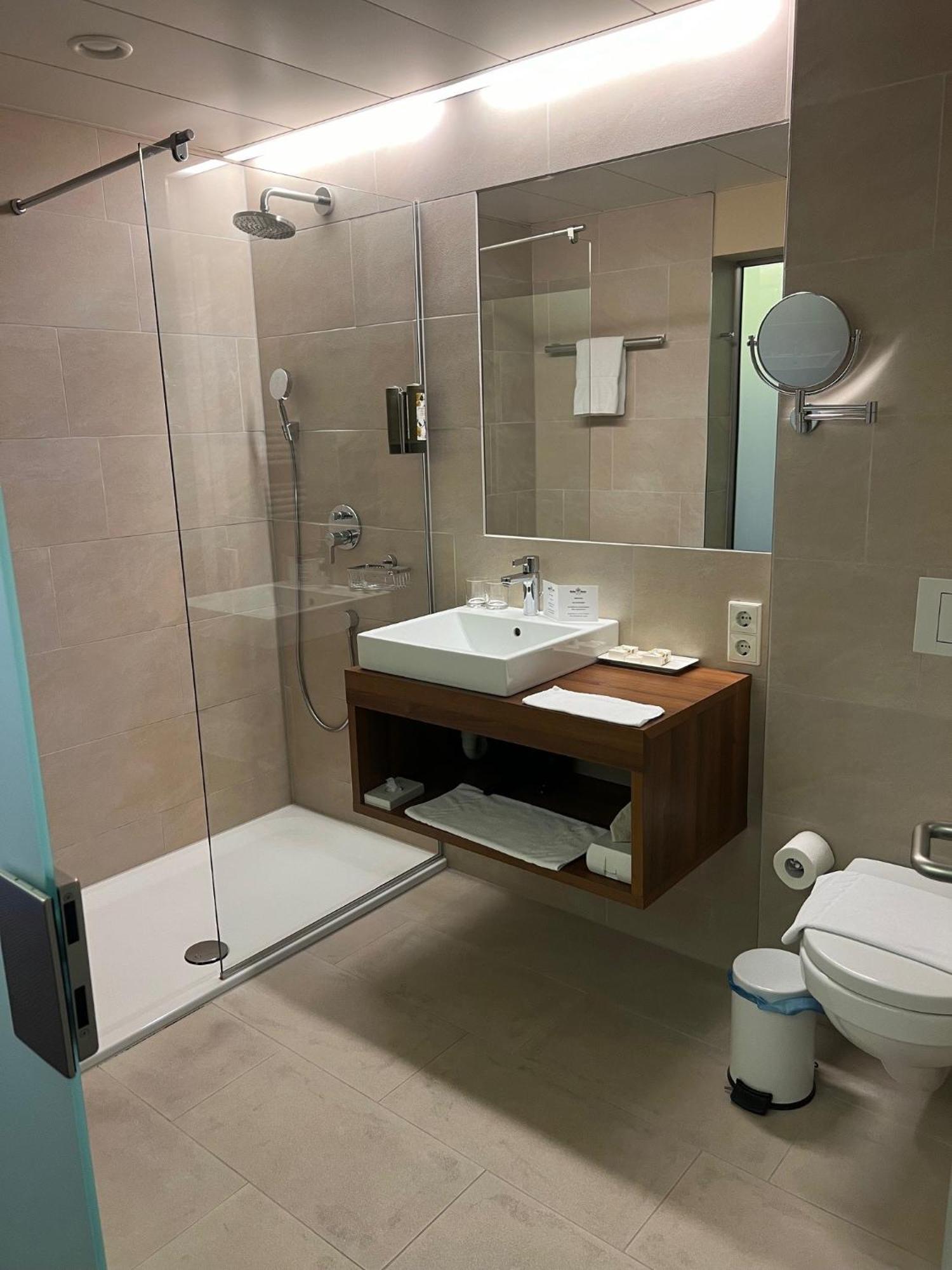 Hotel Gasthof Kroenele Lustenau Bagian luar foto